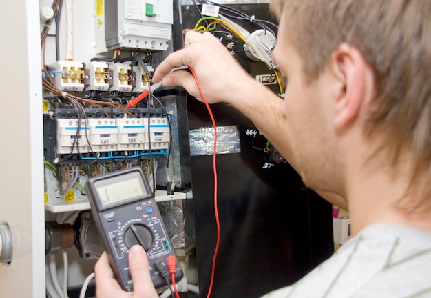 Elektriker bei der Arbeit