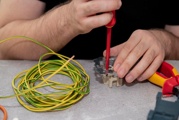 Elektriker bei der Arbeit