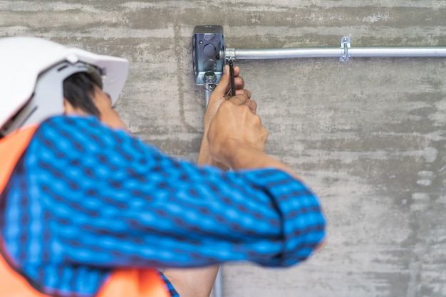 Elektriker bereiten vor sich, elektrisch zu verdrahten.