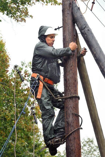 Elektriker beseitigt einen Unfall an einer Hochspannungsleitung