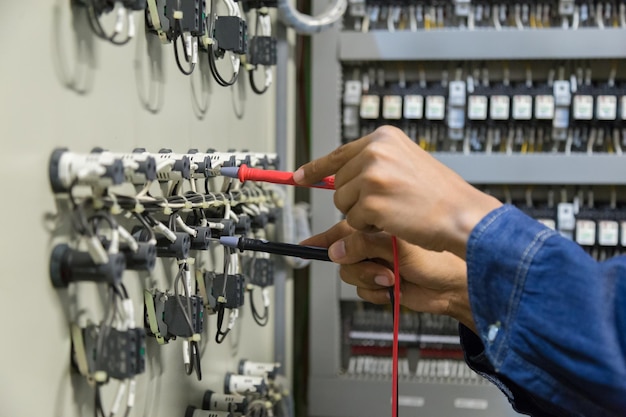 Elektriker, der die Sicherungskiste überprüft