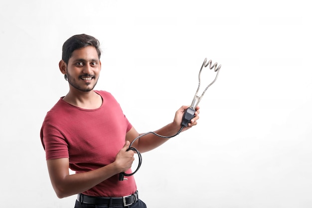 Elektriker hält Warmwasserbereiter in der Hand