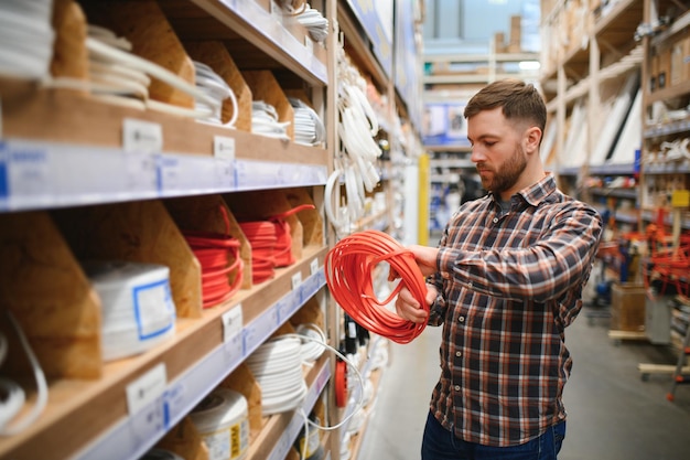 Elektriker im Elektrokomponentenladen Baubranche elektrische Systeme