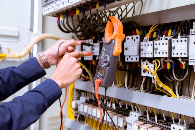 Elektriker prüft elektrischen Strom im Bedienfeld.