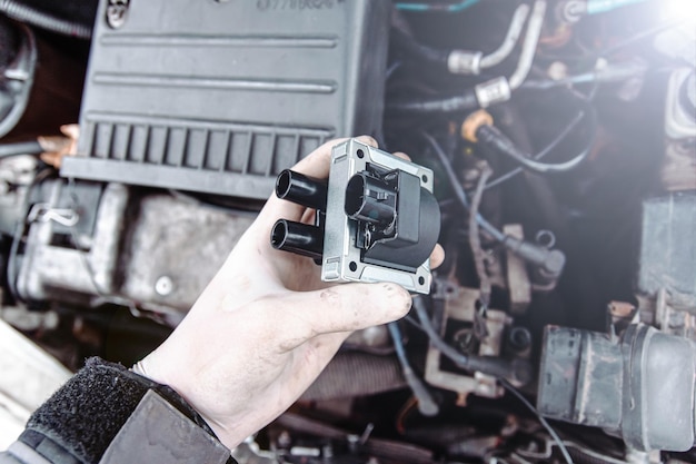 Elektriker reparieren Zündspulen in einem Auto, Hochspannungskabel.