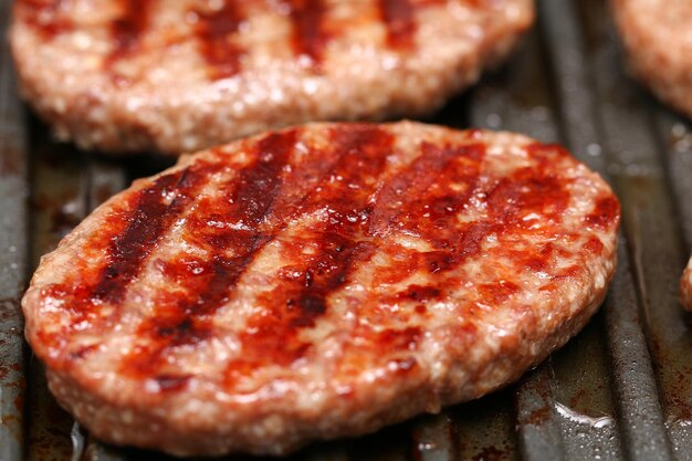 Elektrisch gegrillte Koteletts Nahaufnahme Rinder- oder Schweinefleisch Grillburger für Hamburger zubereitet gegrillt