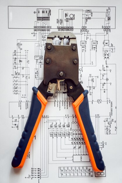 Elektrische Ausrüstung. Stromkabel und Crimper.