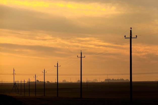 elektrische Drähte mit Wolken