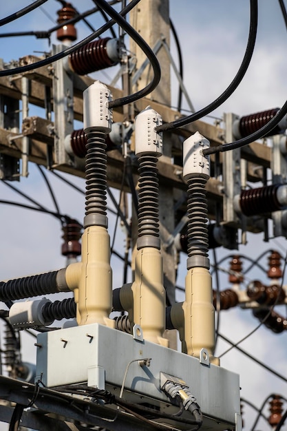 Foto elektrische hochspannungsisolierung in einem umspannwerk