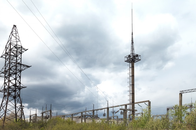 Elektrische hochspannungsübertragungsleitungen.