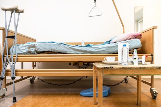 Elektrische Krankenhausbettkrücken und Tisch zu Hause