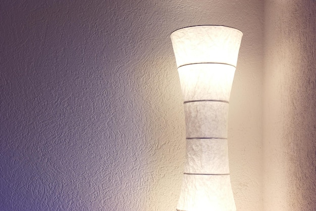 Elektrische Lampe an der Wand im Haus