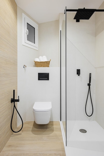 Elektrische Lampe auf dem Fliesenboden zu Hause