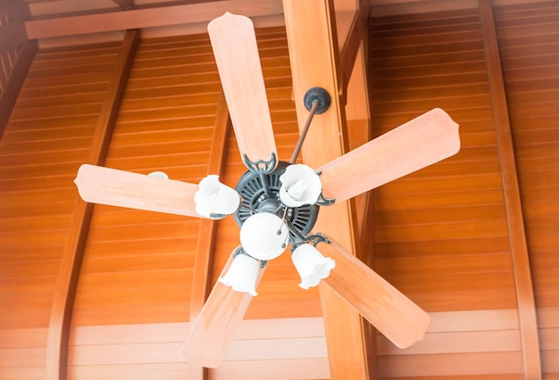 Elektrische Lampe auf Holz