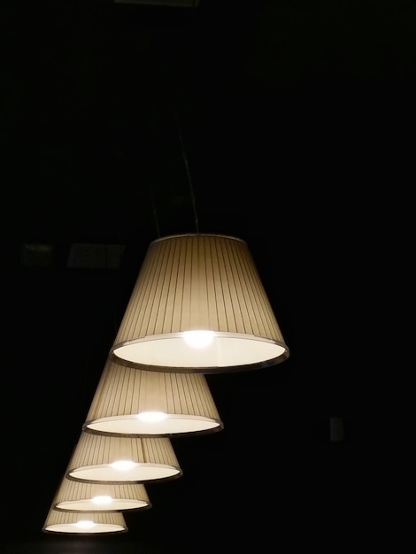 Elektrische Lampe im dunklen Raum