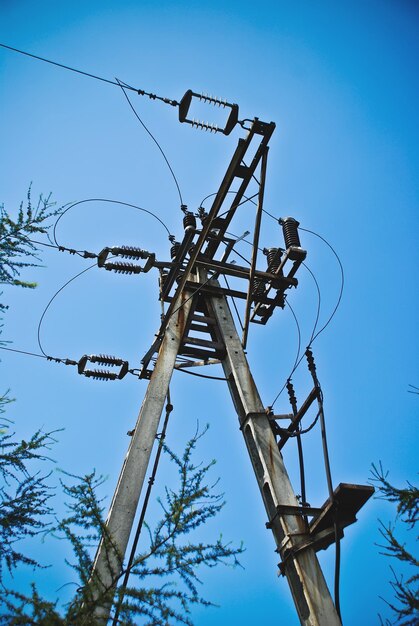 Elektrische Leitungen gegen den blauen Himmel