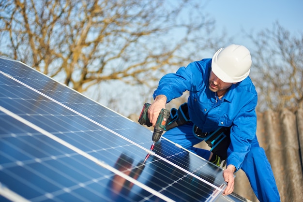 Elektrische Montage Solarpanel auf dem Dach des modernen Hauses