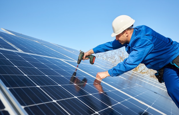 Elektrische Montage Solarpanel auf dem Dach des modernen Hauses