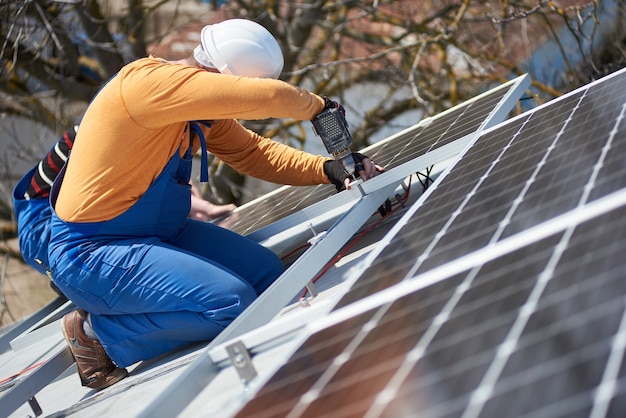 Elektrische Montage Solarpanel auf dem Dach des modernen Hauses