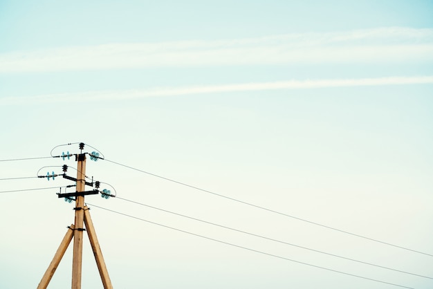 Elektrische Nabe an der Stange. Stromausrüstung mit Kopierraum. Hochspannungsdrähte am Himmel. Elektrizitätswirtschaft.