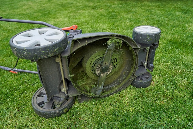 Foto elektrische rasenmäherblätter alle im grünen gras nach dem rasenmähen