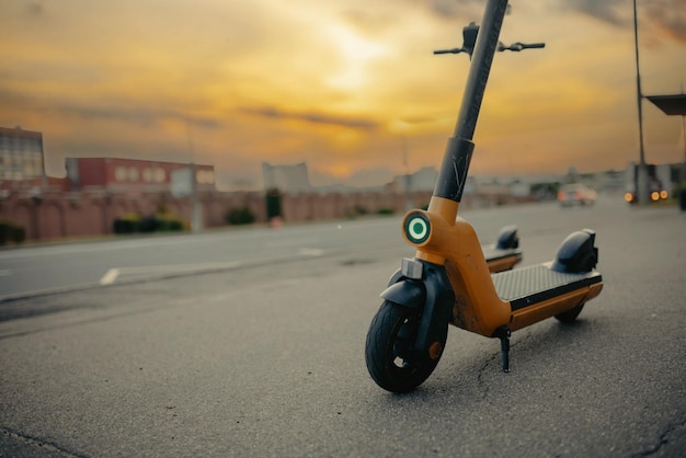 elektrische Roller in der Stadt bei Sonnenuntergang