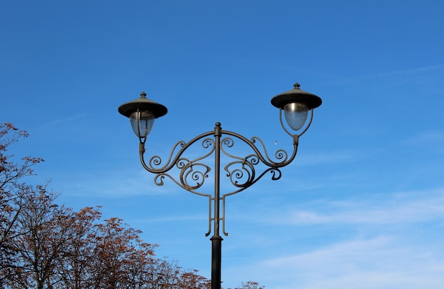 Elektrische Straßenlaterne am strahlend blauen Himmel