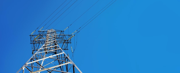 Elektrischer Hochspannungsturm über blauem Himmel, Panoramabild mit Platz für Text