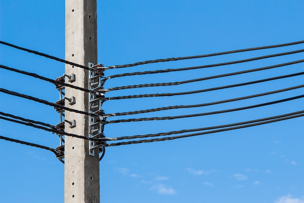 Elektrischer Pfosten und der Himmel mit dem Sonnenlicht im Sommer