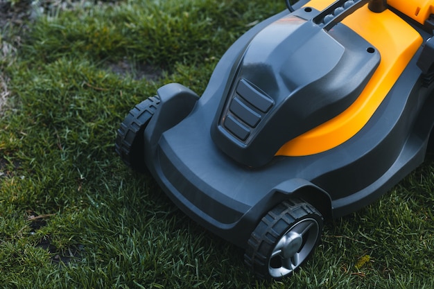 Foto elektrischer rasenmäher auf einem rasen im garten