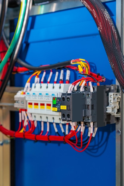 Elektrischer Schrank mit Sicherungen, Drähten und Steckverbindern, die die Stromverteilung verwalten