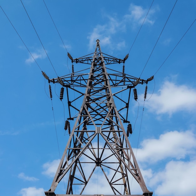 Elektrischer Sendeturm gegen bewölkten Himmel