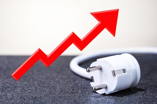 Elektrischer Stecker und roter Pfeil nach oben Wachstumsdiagramm Energieeinsparung Anstieg der Strompreise Konzept