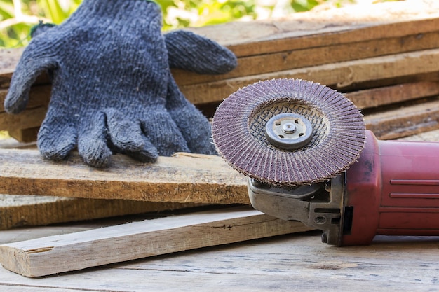 Elektrisches Sandpapierwerkzeug auf Holztisch