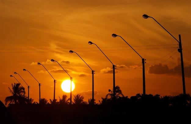 Elektrisierende Beiträge mit orangefarbenem Sonnenuntergangshimmelhintergrund.