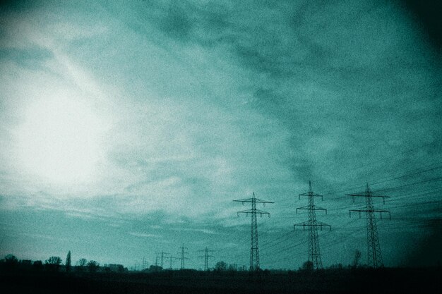 Foto elektrizitätsmast gegen den himmel