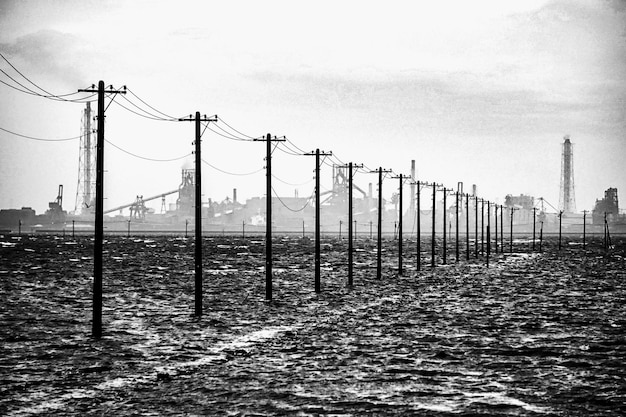 Foto elektrizitätsmast gegen den himmel