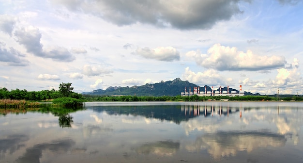 Elektrizitätswerk neben See und Berg