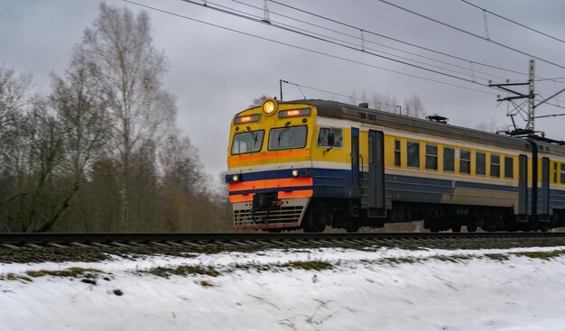 Elektro-Personenzug fährt im Winter