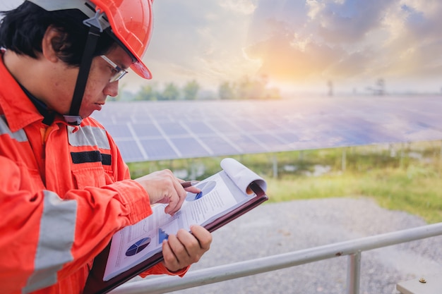 Elektro- und Instrumententechniker machen ein elektrisches System des Anmerkungsstatistik-Diagramms am Sonnenkollektorfeld