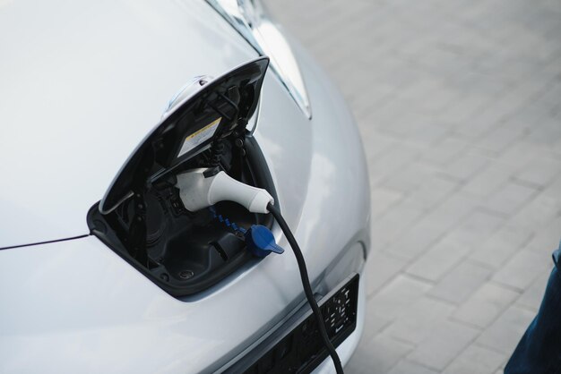 Elektroauto an der Ladestation Schwarz-Weiß-Foto