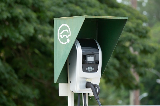 Elektroauto-Versorgungspumpe mit schwarzem Schlauch und digitalem Bildschirm