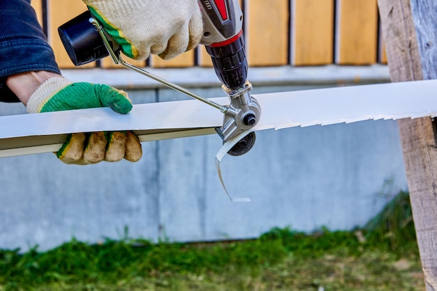 Elektrobohr-Schere-Blattschneider-Dachschneider-Eisen-Schneidwerkzeug Arbeiter entfernt überschüssiges Teil aus