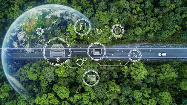 Elektrofahrzeug Auto geht durch den Wald EV elektrische Energie für die Umwelt Natur Energietechnologie nachhaltige Entwicklungsziele grüne Energie Ökosystem Ökologie gesunde Umwelt Roadtrip