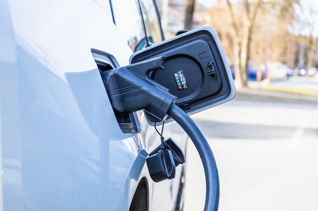 Elektrofahrzeug oder EV-Auto mit eingestecktem Netzkabel