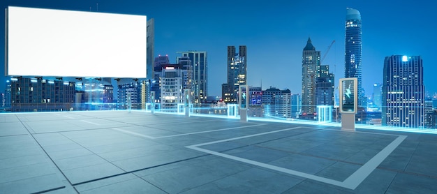 Elektrofahrzeugladestation beleuchtet die Skyline der Stadt Bangkok in der Dämmerung mit einer leeren Plakatwand