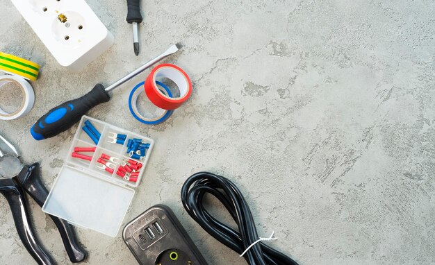 Elektrogeräte auf grauem Betongrund