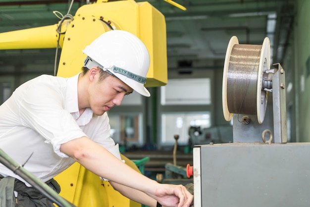 Elektroingenieur, der mit einer Robotermaschine arbeitet