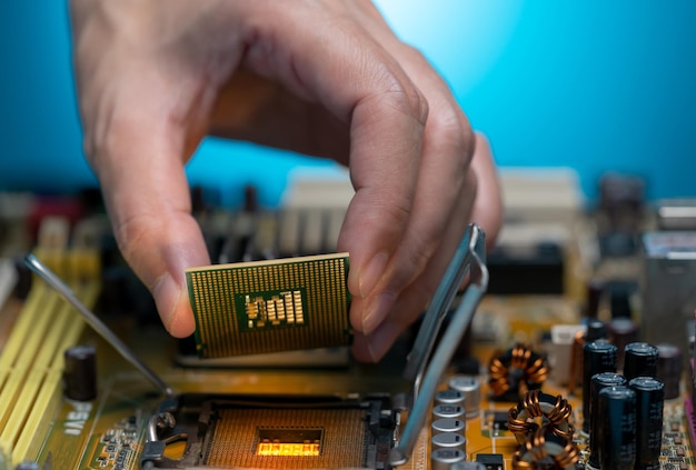 Elektroingenieur Hand setzen Computerchip auf Sockel Chipsatz auf elektronischer Platine des PCs