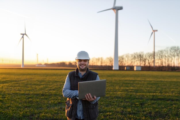 Foto elektroingenieure arbeiten an einem windturbinengenerator mit laptop-computer